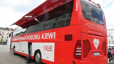 Osocze ozdrowieńców ciągle potrzebne, krew też. Krwiobus parkuje przed urzędem