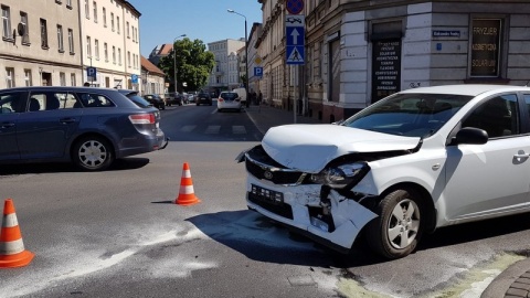 Stłuczka na rogu Warszawskiej i Fredry. Jeden z kierowców uciekł [zdjęcia]