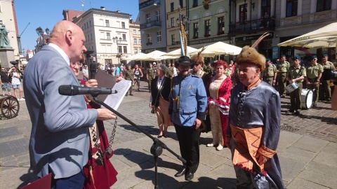 Toruń ma nowego Króla Kurkowego. Przemarsz przez toruńską starówkę [wideo]