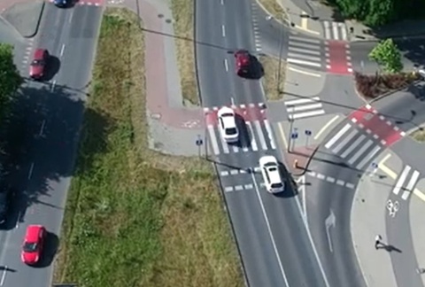 81 wykroczeń zagrażających pieszym. Kierowców sfilmował policyjny dron [wideo]