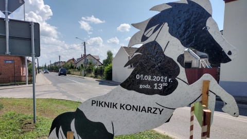 Parada bryczkarzy, jeźdźców na koniach i popisy kaskaderów. Piknik w Śliwicach