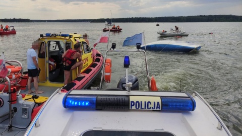 Groźna wywrotka na Zalewie Koronowskim. Na szczęście nikt nie ucierpiał [zdjęcia]