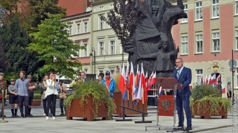 Uroczystości na Starym Rynku i Cmentarzu Bohaterów. Bydgoszcz oddała hołd [zdjęcia]