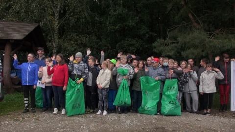 Co robiły nad jeziorem dzieci z SP w Krąplewicach Badały wodę [wideo, zdjęcia]