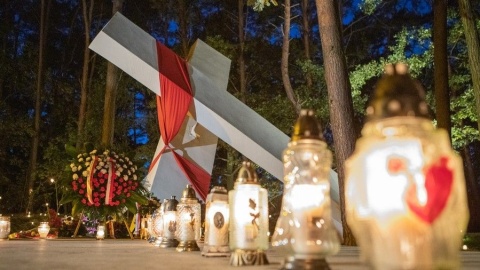 Znicze i kwiaty przy krzyżu w miejscu porwania ks. Jerzego Popiełuszki w Górsku