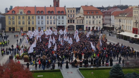 Nie wstydzą się swojej wiary. Różaniec mężczyzn na ulicach Bydgoszczy [wideo]