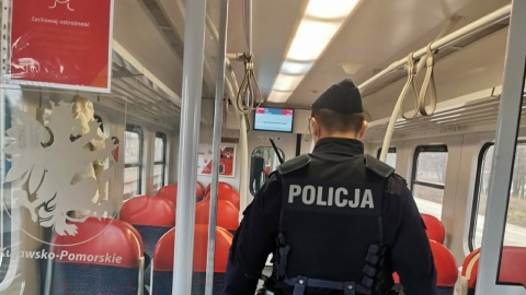 Łapią złodziei, wlepiają kary pasażerom bez maseczek. Policjanci w pociągach