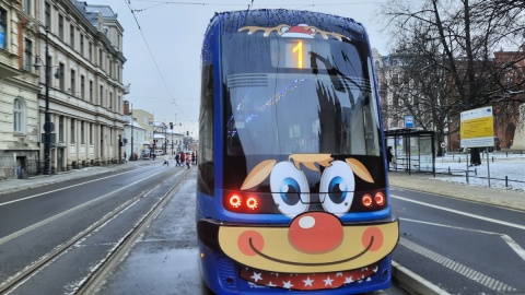 Tramwaj w czapce Świętego Mikołaja. W środku możesz pośpiewać kolędy