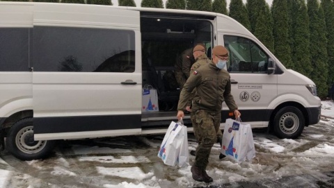 Mikołaje w mundurach dostarczyli prezenty. Co było w paczkach