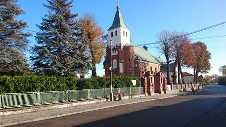 Umorzenie sprawy proboszcza z Czernikowa, który wyszedł z bronią do uczestników Marszu Kobiet