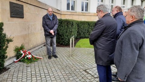 Rocznica studenckiego strajku i rejestracji NZS. Kwiaty pod pamiątkową tablicą