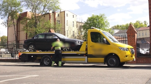 Parkowanie na zakazie Konsekwencje kosztują sporo - także nerwów [wideo]