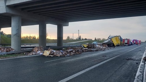 Ciężarówka uderzyła w filar wiaduktu na S5. Wysypała się makulatura [zdjęcia]