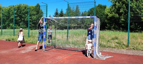 Latami czekali na remont boiska sportowego. W końcu sami się za to zabrali