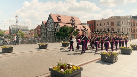 Z orkiestrą wojskową ulicami Bydgoszczy. Zobacz i posłuchaj