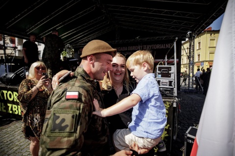 Wojskowa przysięga w Toruniu. Ślubowało prawie 160 żołnierzy WOT [zdjęcia]