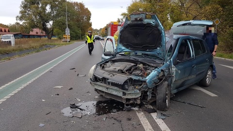 Czołowe zderzenie w Bydgoszczy. Jedna osoba trafiła do szpitala [zdjęcia]