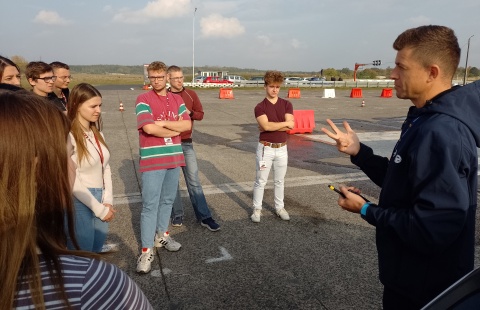 Młodość musi się wyszumieć Byle nie na drodze Ten trening otwiera oczy [wideo]