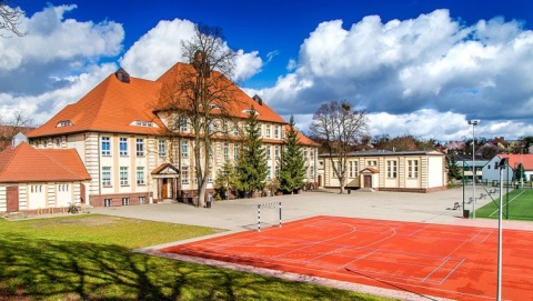 Po latach odnalazł się tekst. Stuletnia szkoła ze Świecia nagra swój hymn