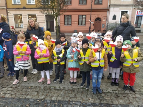 Zapalili światełko pamięci dla bohaterów. Hołd młodych grudziądzan dla Niepodległej