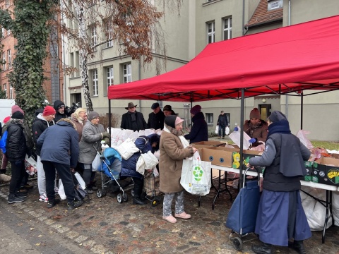 Długa kolejka po świąteczną pomoc od Caritas. 2,5 tys. paczek rozdane [zdjęcia]