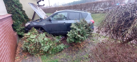 Kierowca zasłabł i zjechał z drogi. Staranował ogrodzenie na Osowej Górze