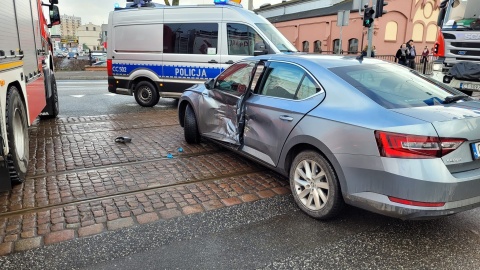 W Grudziądzu osobówka zderzyła się z tramwajem. Jedna osoba trafiła do szpitala