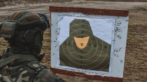 Siódmy dzień szkoleń w ramach akcji Ferie z WOT. Żołnierze strzelali z karabinu