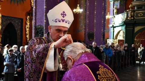 Bp Włodarczyk: Wielki Post okazją, by przechodzić od niewoli konsumpcji do wolności [wideo]