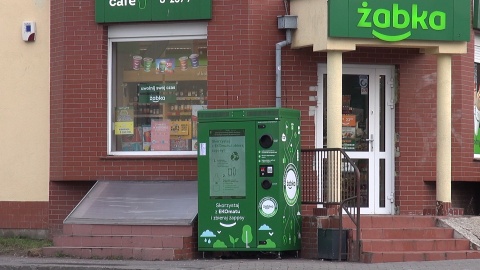 Hot-dog za oddaną butelkę. Recyklingowe maszyny w Żabkach