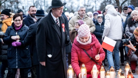 Świętość się obroni. Kilkaset osób na spotkaniu w obronie Jana Pawła II