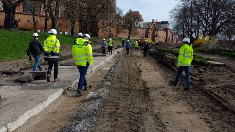 Dziennikarze podczas obchodu znajdowali na bulwarze kolejne kości. Ratusz zapewnia: są zabezpieczane