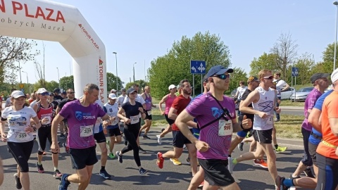 Biegają, gadają, wygrywają Prawie 2 tysiące osób na imprezie Run Toruń [zdjęcia, wideo]