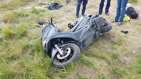 Kobieta na skuterze przewróciła się na łuku drogi. Doznała wielu bolesnych urazów