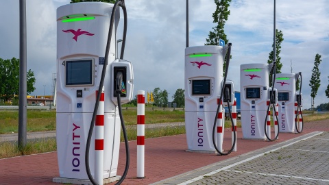 Blisko 20 milionów złotych na rozbudowę stacji ładowania elektryków na A1 i A2