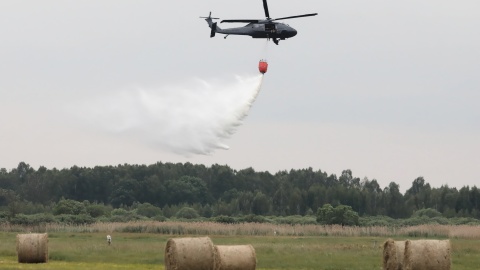 Policyjny Black Hawk pomoże strażakom w dogaszaniu pożaru w Biebrzańskim Parku Narodowym