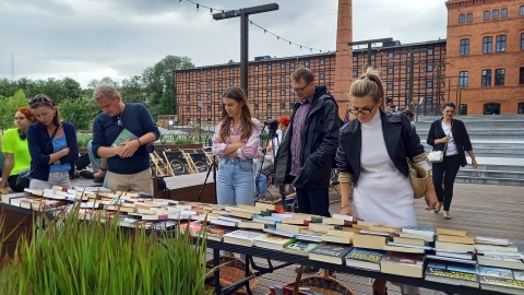 Książka pomaga i łączy pokolenia. Bookcrossing zyskuje na popularności [zdjęcia, wideo]