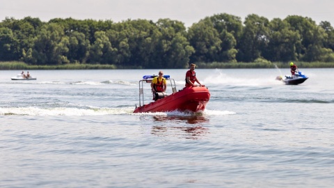 Na kajak czy rower wodny tylko z kamizelką WOPR-owcy podsumowują weekend i apelują