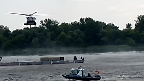 Wspólne ćwiczenia służb w Toruniu. Terroryści przejęli barkę, wzięli zakładników [wideo]