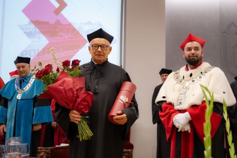 Profesor Janusz Kowal odebrał tytuł doktora honoris causa Politechniki Bydgoskiej. To przyjaciel uczelni