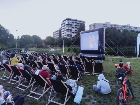 Kino pod chmurką. Oglądaj filmy nad Kanałem Bydgoskim i nad Balatonem [program]