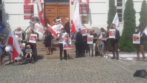 Szczepienie jest ryzykiem, więc powinien być wybór. Pikieta przed urzędem wojewódzkim