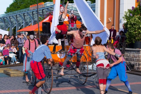 Improwizacja na scenie, pokaż żonglerki i fireshow. W Toruniu wystartował Festiwal Teatrów Ulicznych