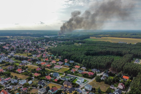 W pobliżu Zielonej Góry płonie hala z niebezpiecznymi odpadami. PSP: Nie ma decyzji o ewakuacji