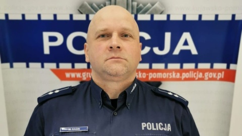 Policjant wybił szybę w samochodzie, by uwolnić dziecko. Matka zatrzasnęła kluczyki