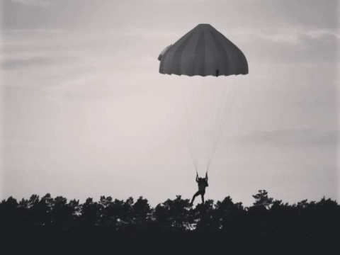 Szybowiec rozbił się na terenie lotniska w Toruniu. Pilot zdążył się katapultować [zdjęcia, aktualizacja]