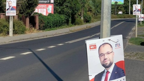 Plakaty wyborcze jedynki PiS-u miały zostać powieszone nielegalnie. Kandydat odpowiada