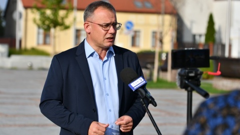 Ireneusz Stachowiak czyta ratuszową gazetę Inowrocławia: To ulotka wyborcza Ryszarda Brejzy