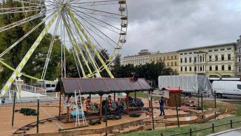 Wesołe miasteczko w budowie. Jakie atrakcje pojawią się na Jarmarku w Bydgoszczy [zdjęcia, wideo]