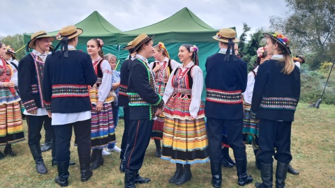 Deszczowa aura nie przeszkodziła mieszkańcom Bydgoszczy i okolic, żeby tłumnie pojawić się na Jarmarku Kujawsko-Pomorskim w Myślęcinku/fot: Damian Klich